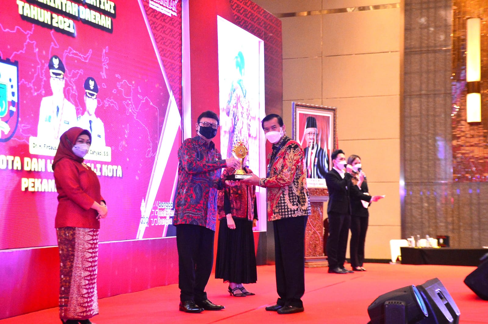 Capai Pelayanan Prima Nasional, Walikota Terima Piala Adiwicita Sewaka Pertiwi